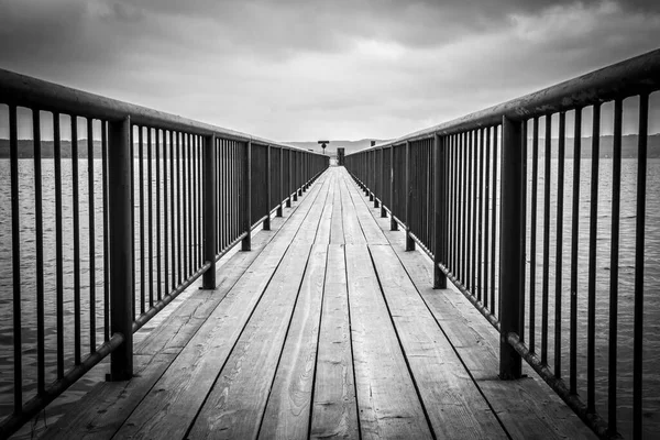 Güney Almanya, Bavyera 'daki Ammersee' ye iniş sahnesinin siyah / beyaz çekimi