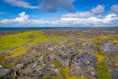 Kayalık arazideki uçurumlarda yürüyorum Burren, County Clare, İrlanda
