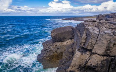 Kayalık arazideki uçurumlarda yürüyorum Burren, County Clare, İrlanda
