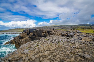 Kayalık arazideki uçurumlarda yürüyorum Burren, County Clare, İrlanda