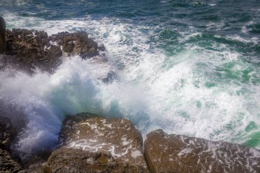 Deniz dalgaları kayalara çarpıyor. Taştan manzara Burren, County Clare, İrlanda