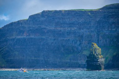 County Clare, İrlanda 'daki Moher Kayalıkları' na tekne gezisi