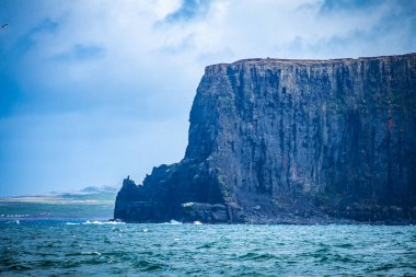 County Clare, İrlanda 'daki Moher Kayalıkları' na tekne gezisi