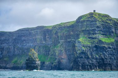 County Clare, İrlanda 'daki Moher Kayalıkları' na tekne gezisi