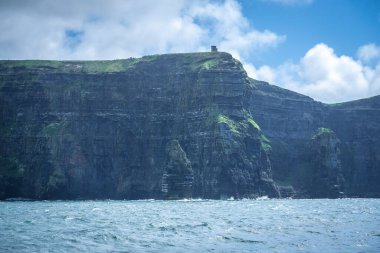 County Clare, İrlanda 'daki Moher Kayalıkları' na tekne gezisi