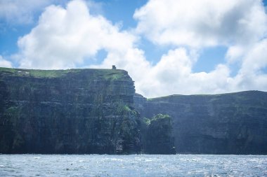 County Clare, İrlanda 'daki Moher Kayalıkları' na tekne gezisi
