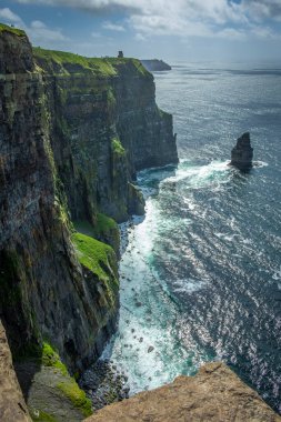 Moher, Co Clare, İrlanda 'nın muhteşem uçurumlarında yürüyorum.