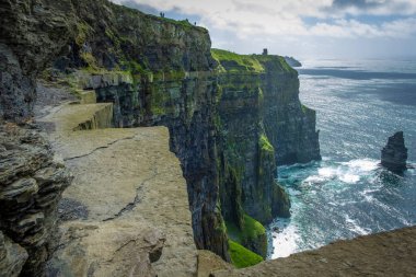 Moher, Co Clare, İrlanda 'nın muhteşem uçurumlarında yürüyorum.