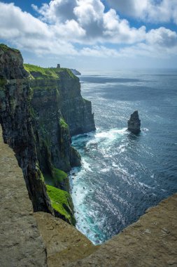 Moher, Co Clare, İrlanda 'nın muhteşem uçurumlarında yürüyorum.