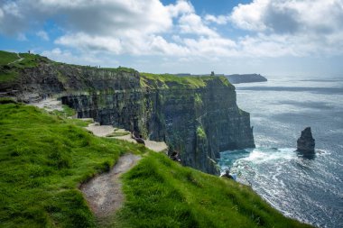 Moher, Co Clare, İrlanda 'nın muhteşem uçurumlarında yürüyorum.