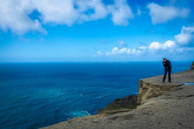 Moher, Co Clare, İrlanda 'nın muhteşem uçurumlarında yürüyorum.