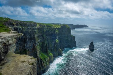 Moher, Co Clare, İrlanda 'nın muhteşem uçurumlarında yürüyorum.