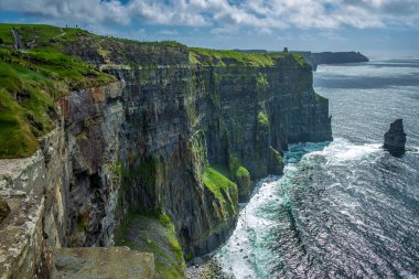 Moher, Co Clare, İrlanda 'nın muhteşem uçurumlarında yürüyorum.