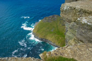 Moher, Co Clare, İrlanda 'nın muhteşem uçurumlarında yürüyorum.