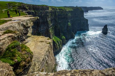 Moher, Co Clare, İrlanda 'nın muhteşem uçurumlarında yürüyorum.