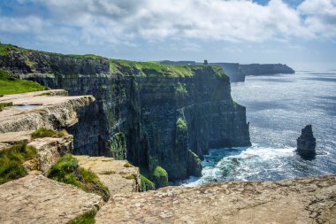Moher, Co Clare, İrlanda 'nın muhteşem uçurumlarında yürüyorum.
