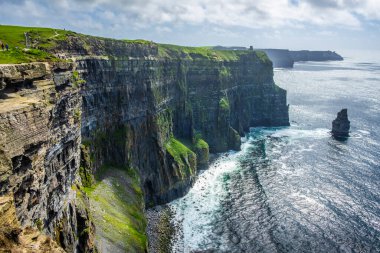 Moher, Co Clare, İrlanda 'nın muhteşem uçurumlarında yürüyorum.