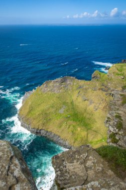 Moher, Co Clare, İrlanda 'nın muhteşem uçurumlarında yürüyorum.