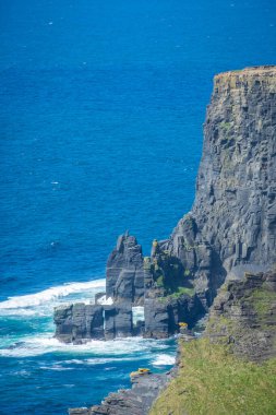Moher, Co Clare, İrlanda 'nın muhteşem uçurumlarında yürüyorum.