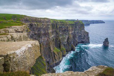 Moher, Co Clare, İrlanda 'nın muhteşem uçurumlarında yürüyorum.