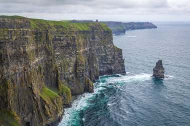 Moher, Co Clare, İrlanda 'nın muhteşem uçurumlarında yürüyorum.