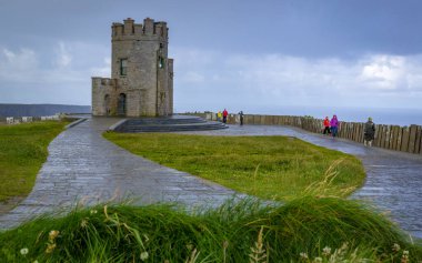 Ey Brians Kulesi, yürüme mesafesinde Moher, Co Clare, İrlanda 'nın muhteşem uçurumlarında