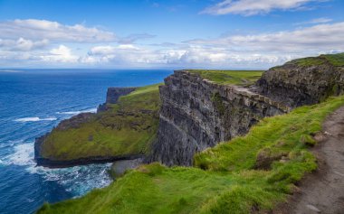 Moher, Co Clare, İrlanda 'nın muhteşem uçurumlarında yürüyorum.
