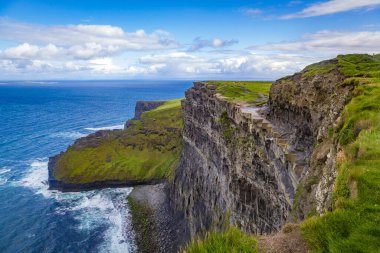 Moher, Co Clare, İrlanda 'nın muhteşem uçurumlarında yürüyorum.