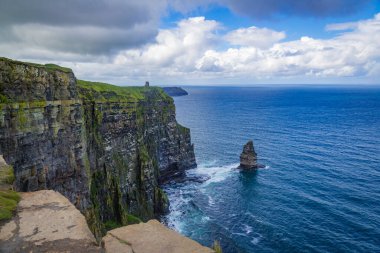 Moher, Co Clare, İrlanda 'nın muhteşem uçurumlarında yürüyorum.