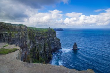 Moher, Co Clare, İrlanda 'nın muhteşem uçurumlarında yürüyorum.