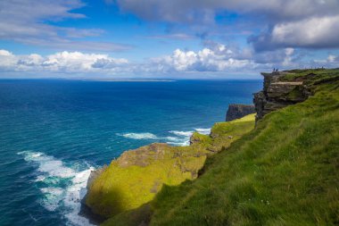 Moher, Co Clare, İrlanda 'nın muhteşem uçurumlarında yürüyorum.