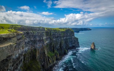 Moher, Co Clare, İrlanda 'nın muhteşem uçurumlarında yürüyorum.