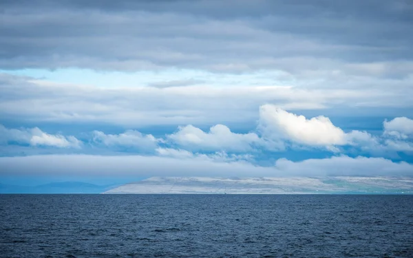 天空和背景上的云彩是爱尔兰克莱尔郡的岩石景观 — 图库照片