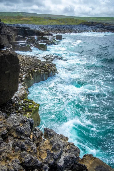 Kayalık Arazideki Uçurumlarda Yürüyorum Burren County Clare Rlanda — Stok fotoğraf