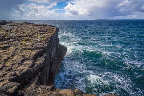 Caminando Por Los Acantilados Paisaje Piedra Burren Condado Clare Irlanda — Foto de Stock