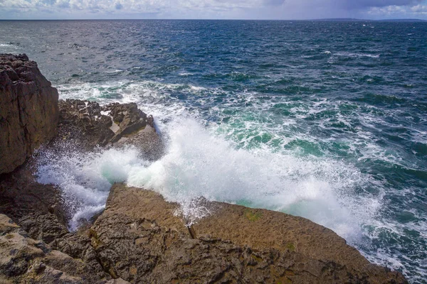 Rompiendo Olas Marinas Playa Paisaje Piedra Burren Condado Clare Irlanda —  Fotos de Stock