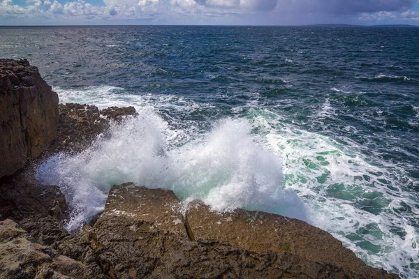 Golven Storten Neer Kliffen Van Het Steenlandschap Burren County Clare — Stockfoto