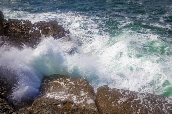 Olas Del Mar Rompiendo Las Rocas Paisaje Piedra Burren Condado — Foto de Stock