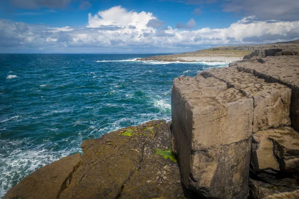 Морські Хвилі Падають Скелі — стокове фото