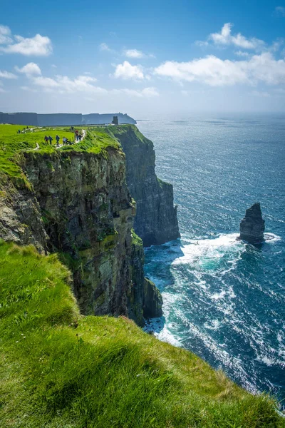 Moher, Co Clare, İrlanda 'nın muhteşem uçurumlarında yürüyorum.