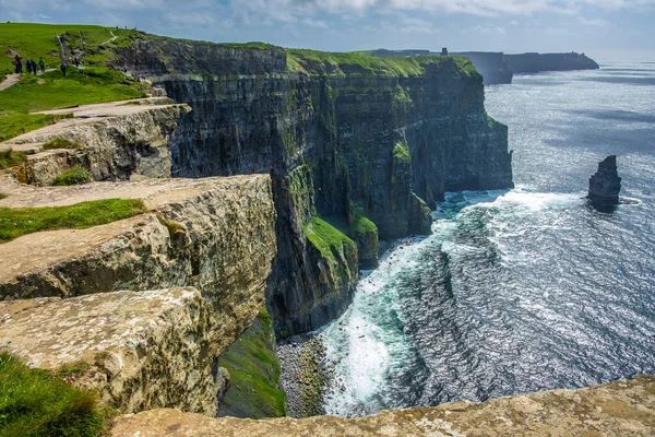 Walking Very Spectacular Cliffs Moher Clare Ireland — Stock fotografie