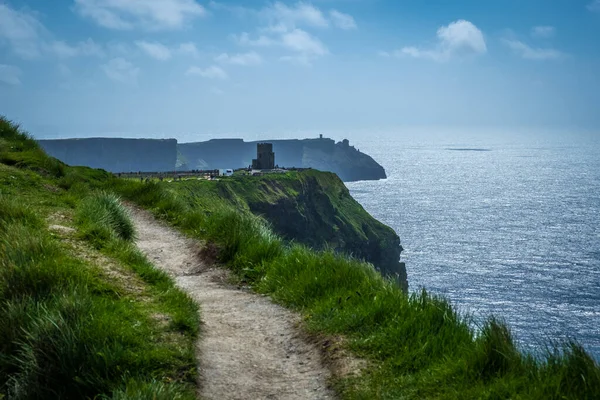 アイルランドのCoclare Irelandの素晴らしい崖を歩いていると — ストック写真