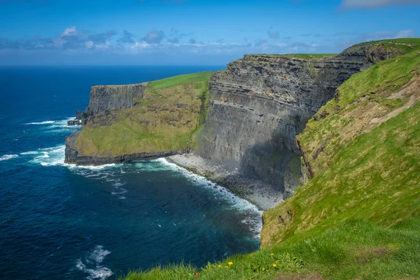 Περπάτημα Στο Πολύ Θεαματικό Cliffs Moher Clare Ιρλανδία — Φωτογραφία Αρχείου