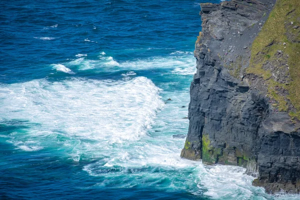 Walking Very Spectacular Cliffs Moher Clare Ireland — Stock Photo, Image