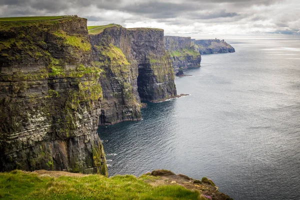 Περπάτημα Στο Πολύ Θεαματικό Cliffs Moher Clare Ιρλανδία — Φωτογραφία Αρχείου