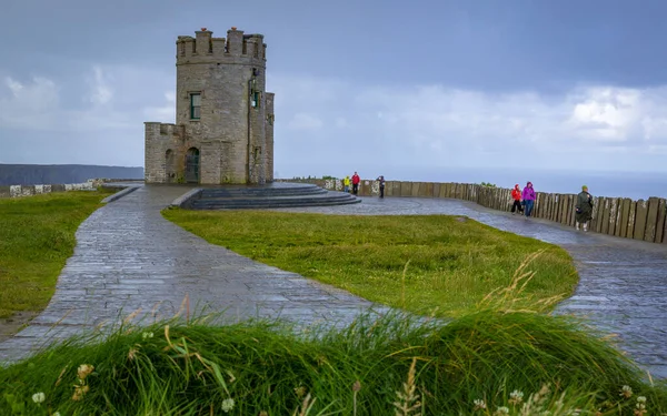 Ey Brians Kulesi, yürüme mesafesinde Moher, Co Clare, İrlanda 'nın muhteşem uçurumlarında