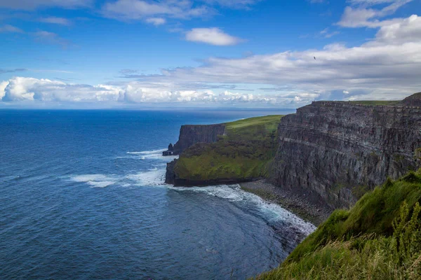 アイルランドのCoclare Irelandの素晴らしい崖を歩いていると — ストック写真