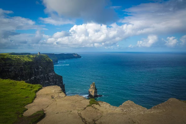 Περπάτημα Στο Πολύ Θεαματικό Cliffs Moher Clare Ιρλανδία — Φωτογραφία Αρχείου