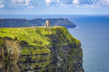 Moher, Co Clare, İrlanda 'nın muhteşem uçurumlarındaki O Brians Kulesi' ne yürüyorum.
