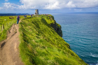Moher, Co Clare, İrlanda 'nın muhteşem uçurumlarındaki O Brians Kulesi' ne yürüyorum.